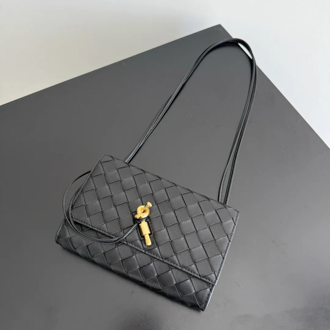 Batch 1560 Bottega Veneta 2025 early autumn series Andiamo handbag, a really good bag, mini crossbody bag, classic woven leather clutch, metallic button and rope closure, simple but not simple, elegant texture, elegant weaving attitude. Style number: 836940 Color: black Size: 19*12.6*2cm